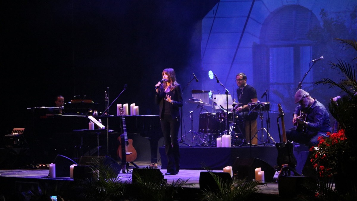 Carla Bruni cantant al Festival de Pedralbes el 2019
