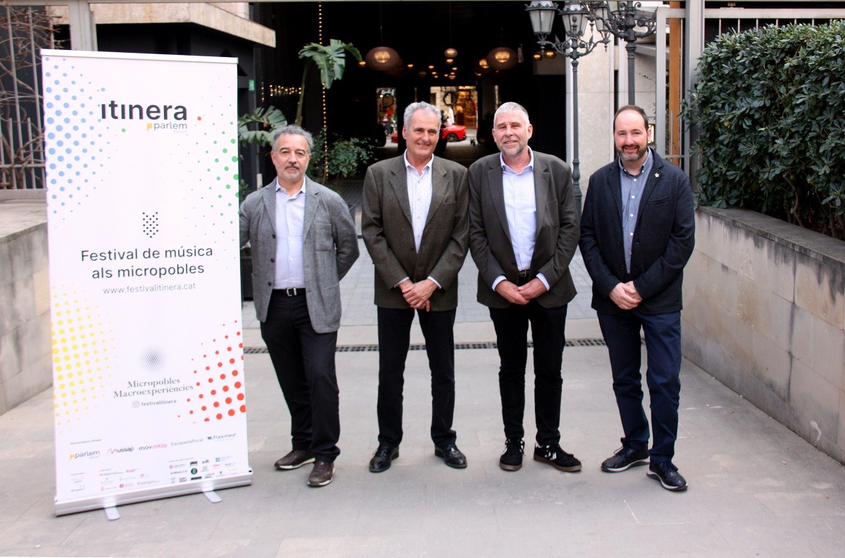 D'esquerra a dreta: Ernest Pérez-Mas, Director General de Parlem Telecom; Marcel Marata, Director del Festival Itinera Parlem, a Barcelona i Joan Solà, Vicepresident i Responsable de la sectorial de cultura de l'Associació de Micropobles