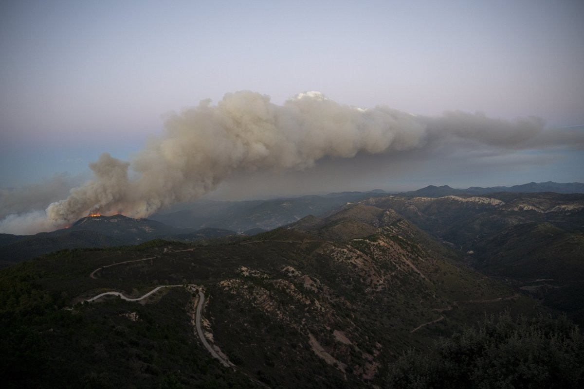 L'incendi a Vilanova de Viver, entre el País Valencià i l'Aragó, afecta també la província de Terol