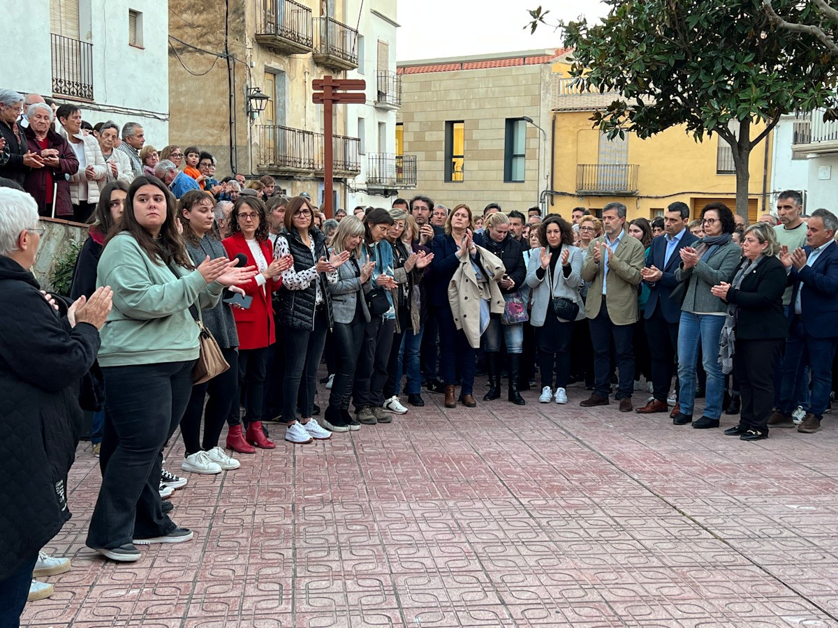 La consellera d'Igualtat i Feminismes, Tània Verge, l'alcaldessa de Garcia, Blanca López i la presidenta del Consell Comarcal de la Ribera d'Ebre, Gemma Carim, i altres autoritats locals han participat en la concentració per la jove assassinada  