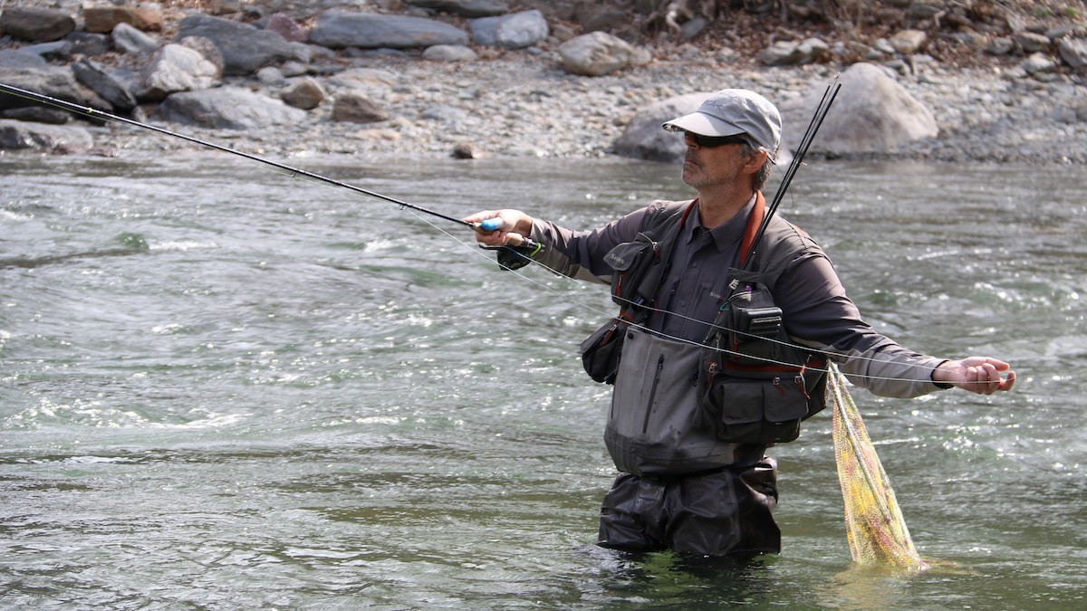 Un pescador durant la competició a la Noguera Pallaresa