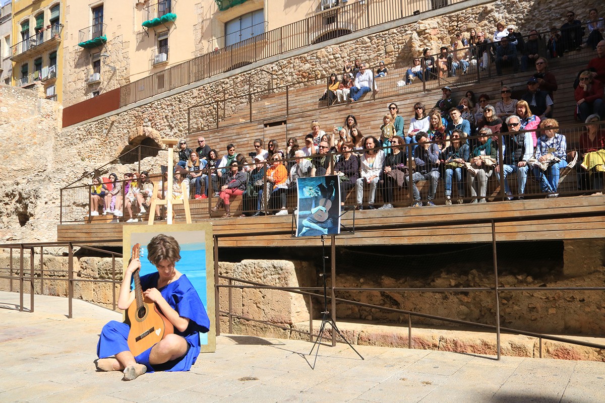El passeig musical per acostar Pablo Picasso a la ciutadania ha comptat amb la participació de 250 alumnes de l'institut Pons d'Icart i el Conservatori de Música de Tarragona.