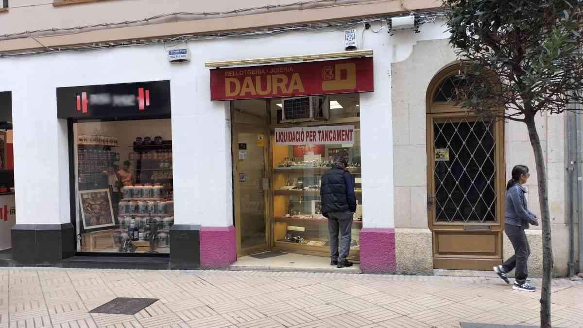 La rellotgeria Daura, a l'avinguda Prat de la Riba, anuncia el seu tancament