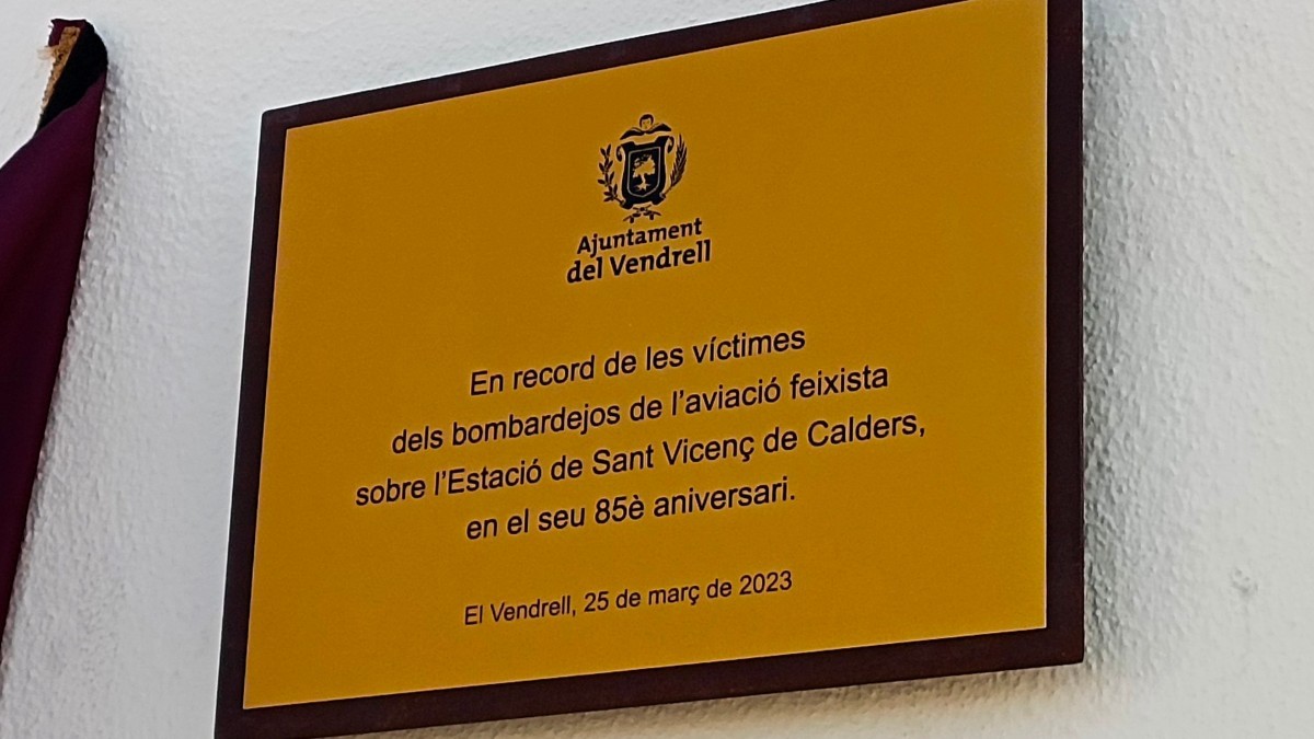 La placa que s'ha descobert a l'estació de Sant Vicenç de Calders.