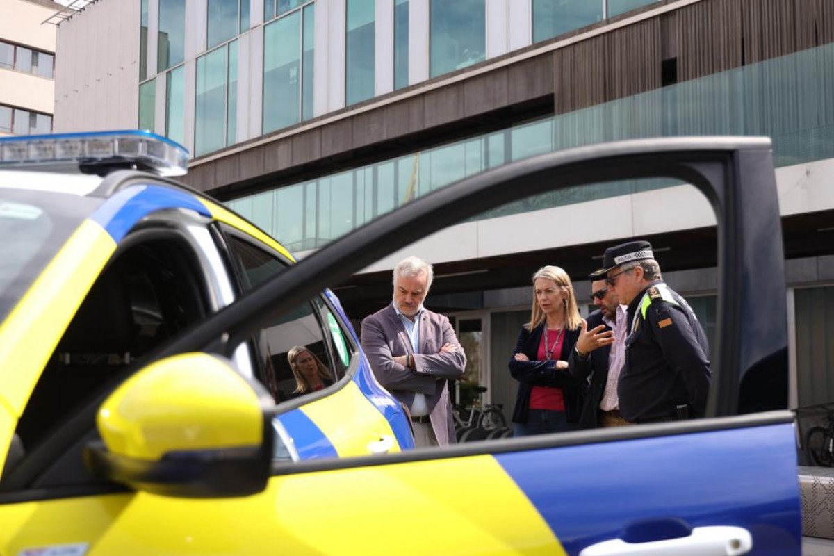 L'alcaldessa Mireia Ingla i el regidor de Seguretat, Francesc Carol amb els nous vehicles de la Policia Local