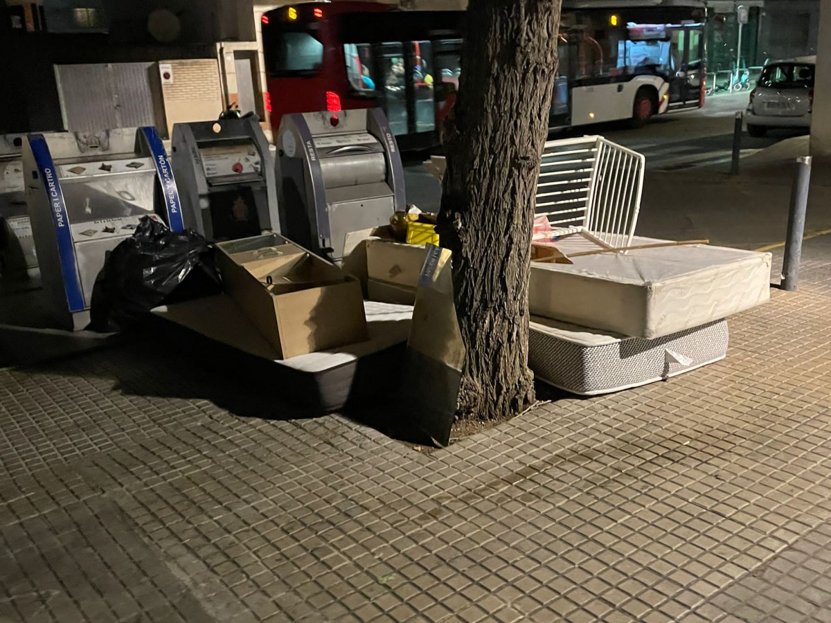 Escombraries fora dels contenidors, a Torreforta