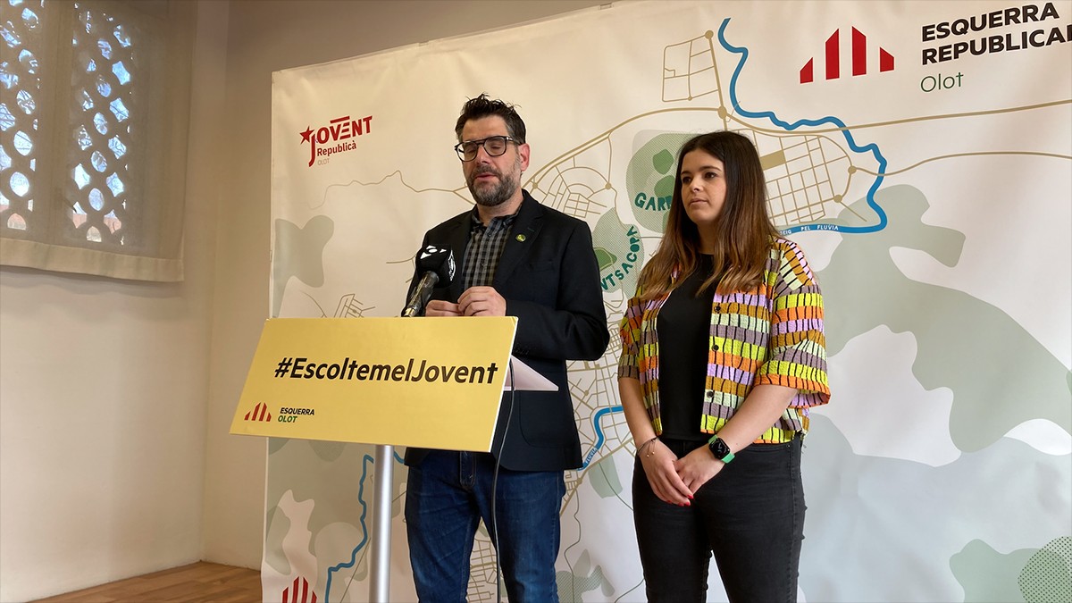 Josep Quintana, candidat, i Susanna Pagès, militant d'ERC Olot explicant la campanya sobre joventut