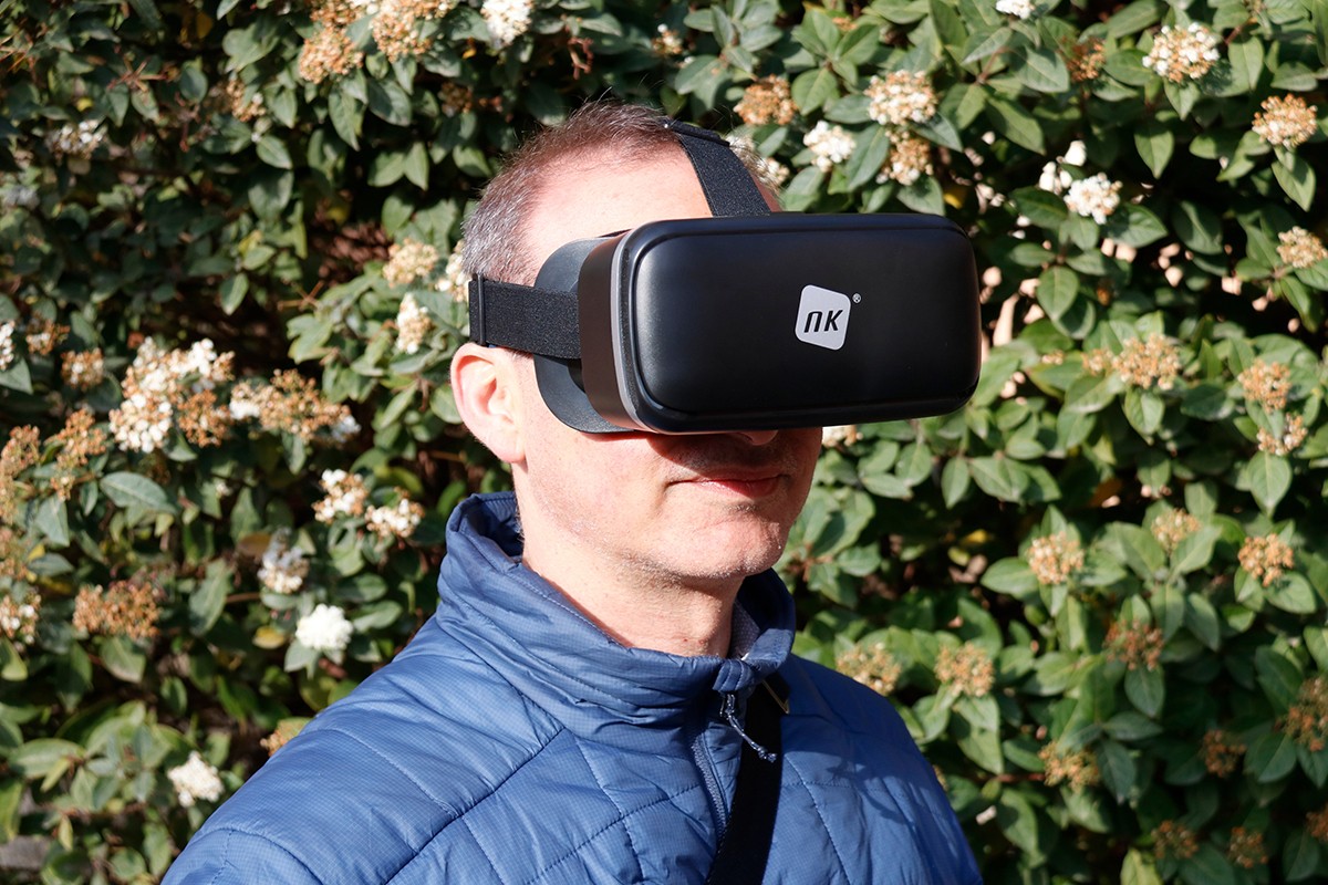 Un dels tècnics de Vallsgenera amb les ulleres de realitat virtual amb què es treballarà la salut emocional de la gent gran.