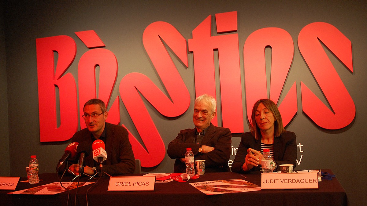 Marc Sureda, Oriol Picas i Judit Verdaguer durant la presentació a la premsa de la nova exposició del MEV.