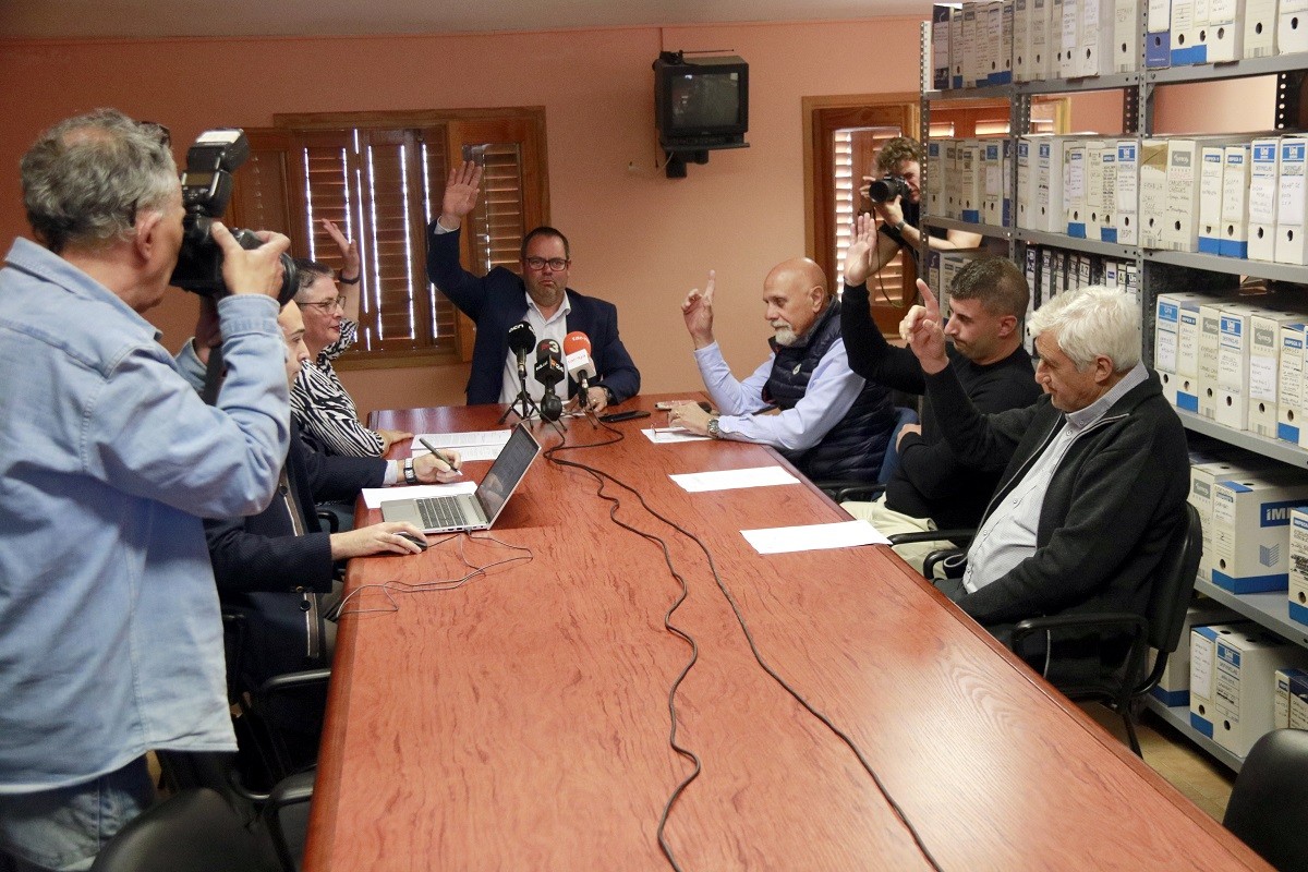 Els cinc regidors del consistori de Biosca al Ple votant a favor del canvi del municipi a la comarca del Solsonès  