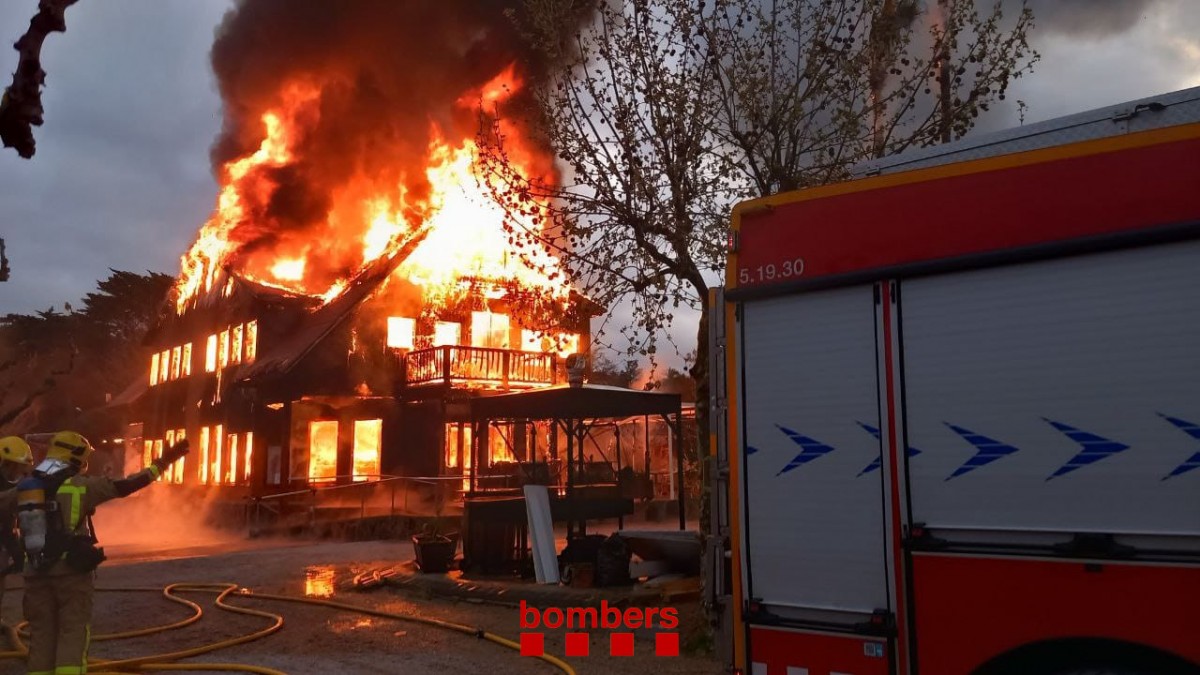 Imatge de l'incendi que ha fet col·lapsar el restaurant del càmping Arc de Barà.