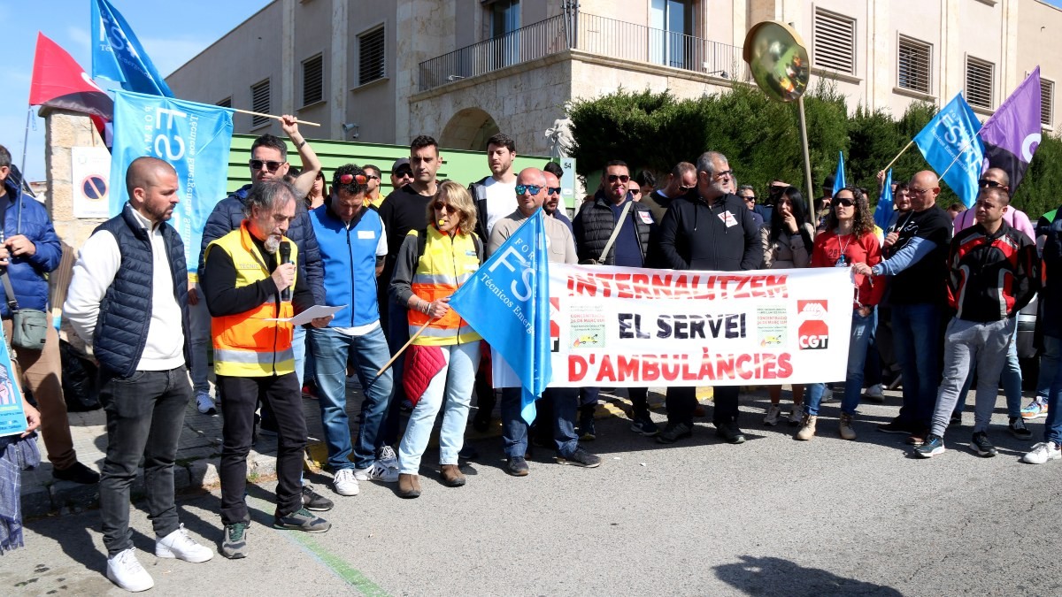 Els treballadors s'han manifestat davant dels Serveis Territorials de Salut a Tarragona.
