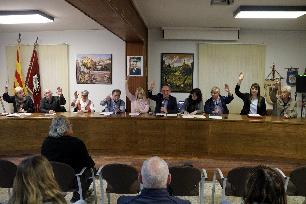 Els regidors del Ple de Torà votant a favor de marxar de la Segarra i passar al Solsonès  
