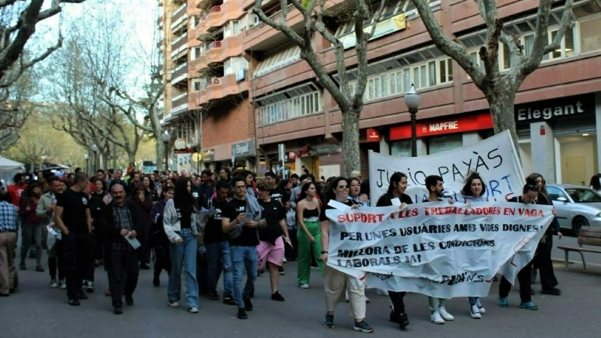 La manifestació de suport als treballadors de la residència Els Comtals d'Ampans va reunir més de 200 persones