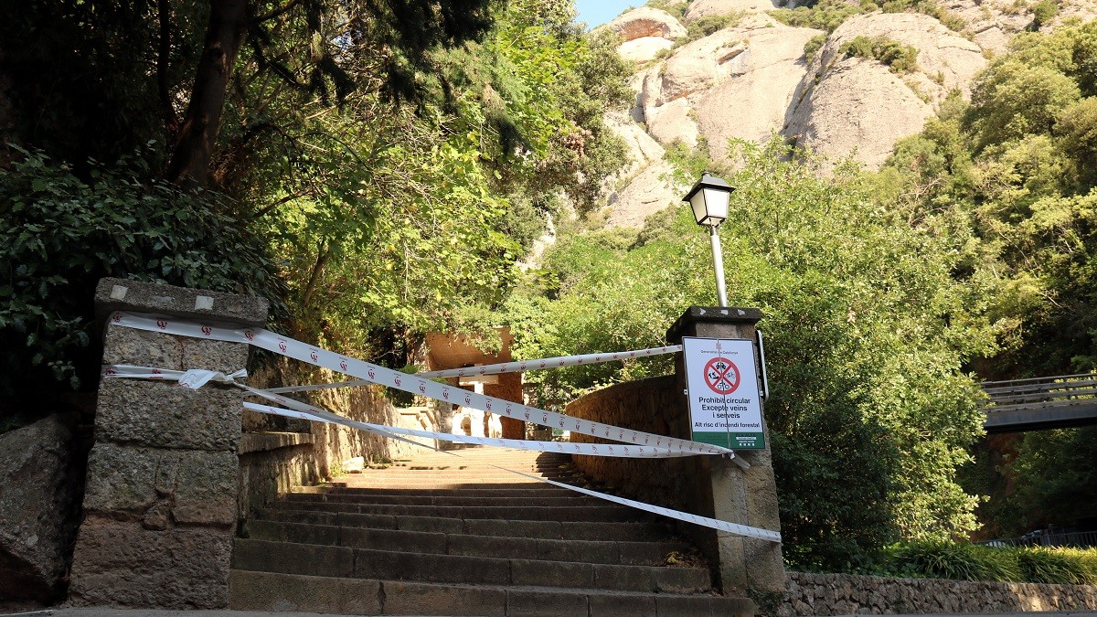 Els accessos al Parc Natural de Montserrat, tancats per l'elevat risc d'incendi