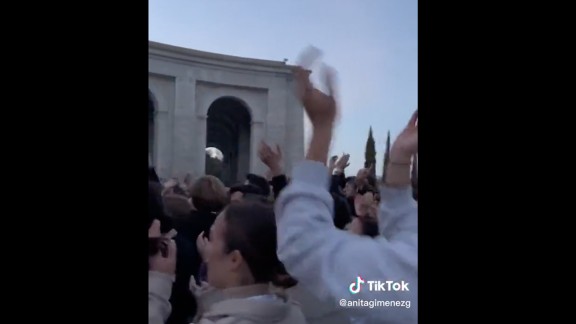 Polèmica per un grup de joves catòlics ballant Chayanne al Valle de los Caídos