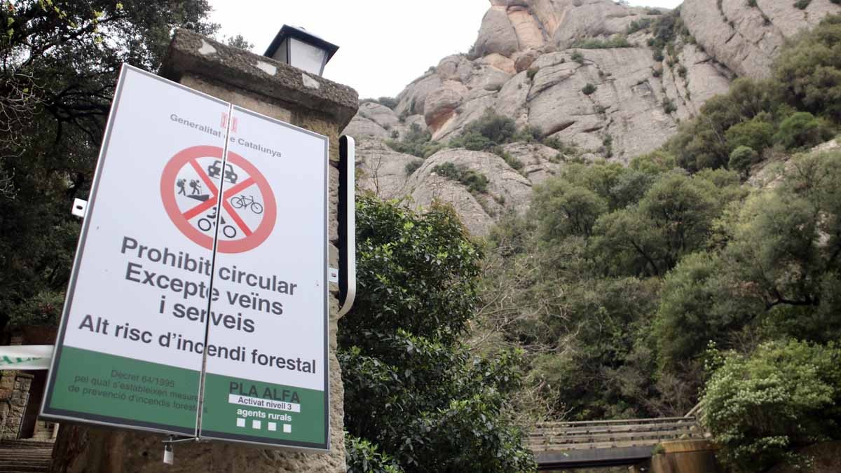 Cartell de prohibició d'accés als espais naturals de Montserrat