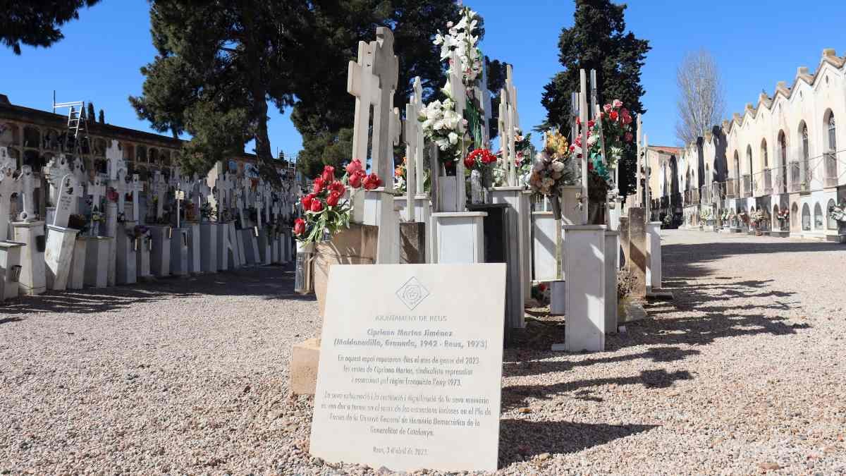 Al Cementiri General de Reus hi ha una placa d'homenatge a Cipriano Martos.