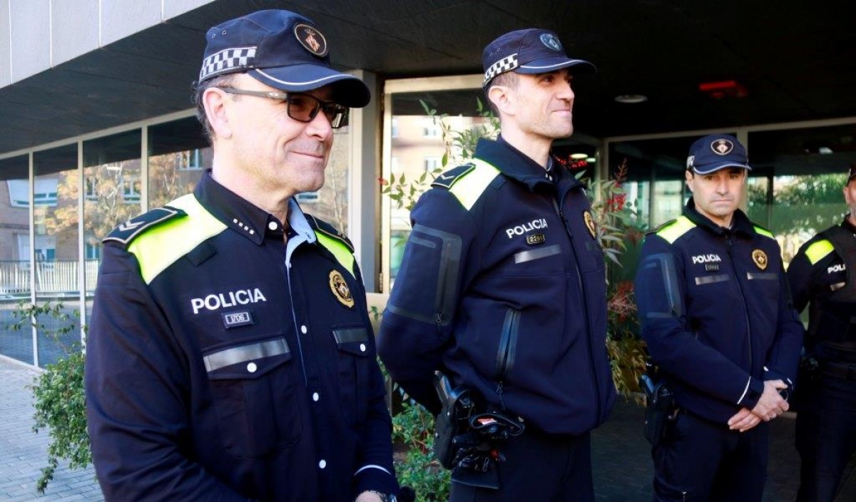 Tres agents amb els nous uniformes