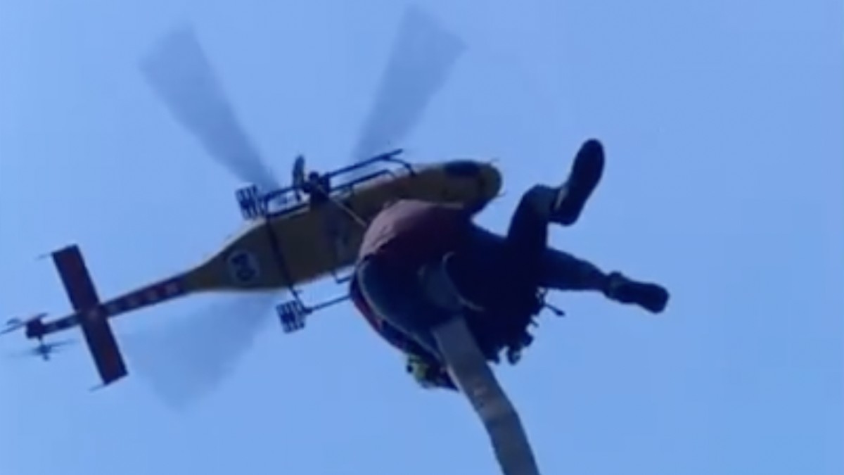 La víctima sent traslladada a l'helicòpter mitjançant un gruatge