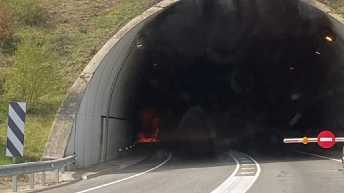 Imatge del fum i les flames dins el túnel.