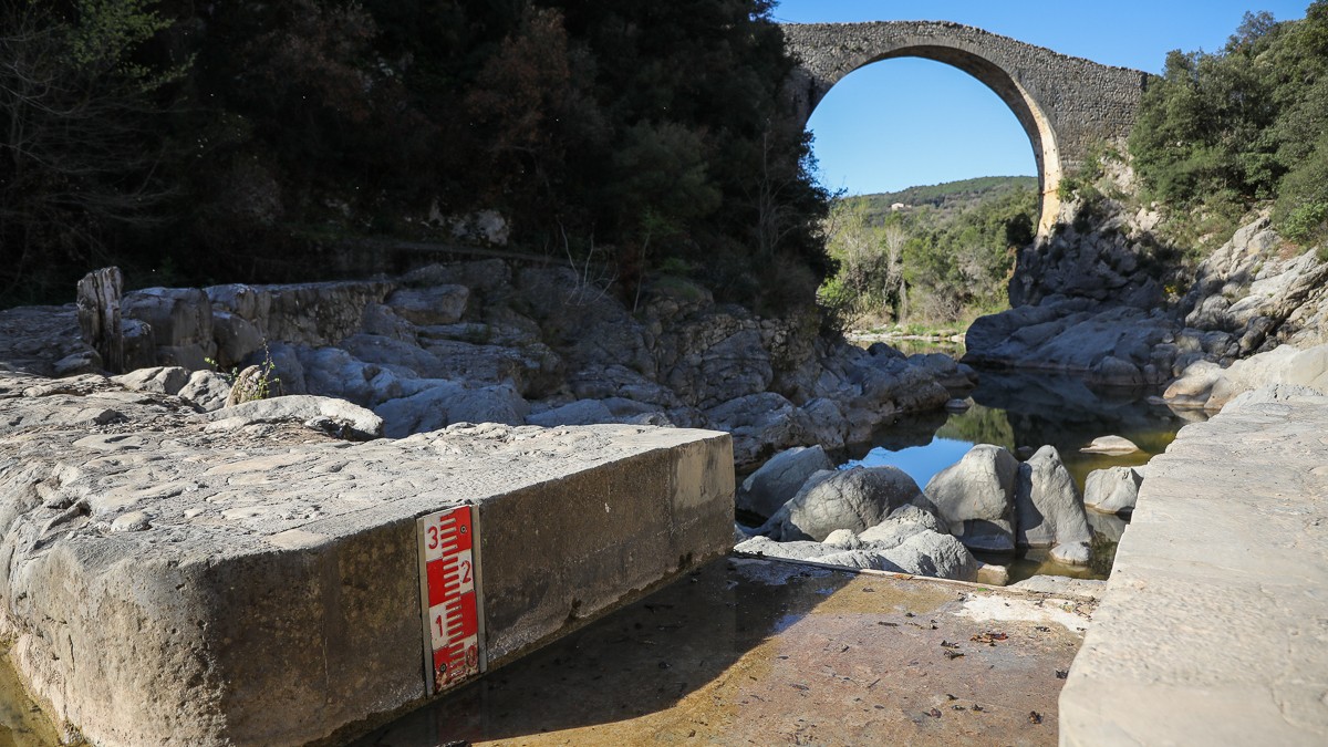 Un mesurador del nivell de l'aigua del riu Llierca, al seu pas pel pont de Sadernes