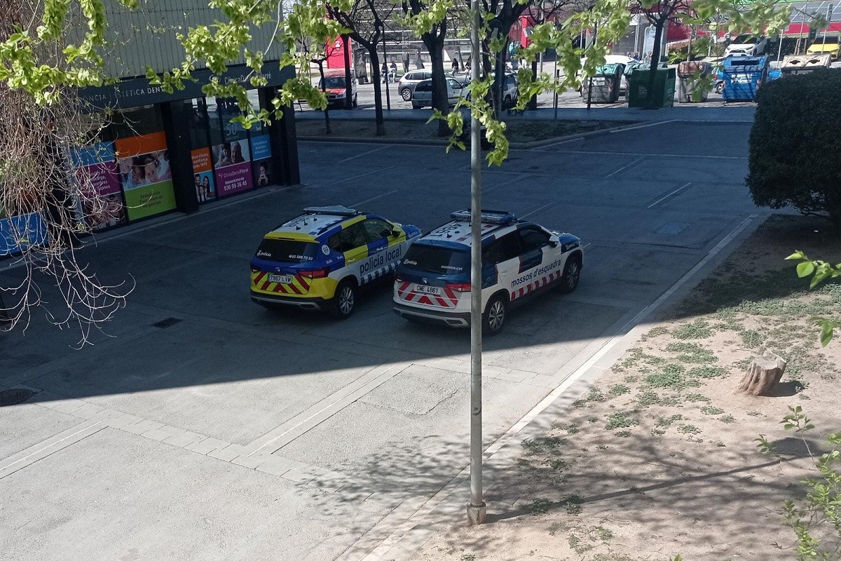 Un vehicle de Mossos i un de Policia Local a Rubí
