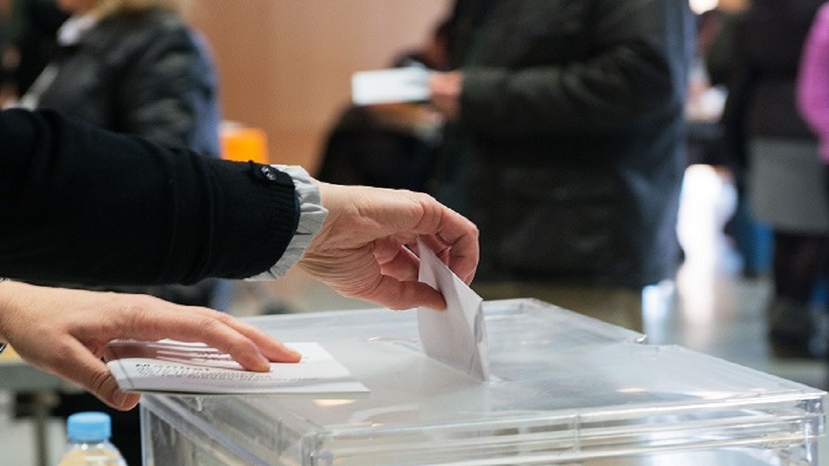 Una persona, votant durant les eleccions municipals del 2019.