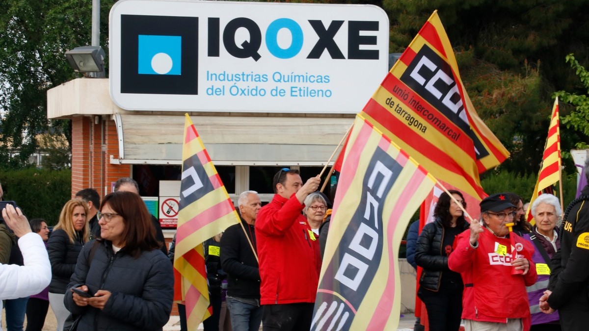 Diversos manifestants a les portes de les instal·lacions d'IQOXE a la Canonja.