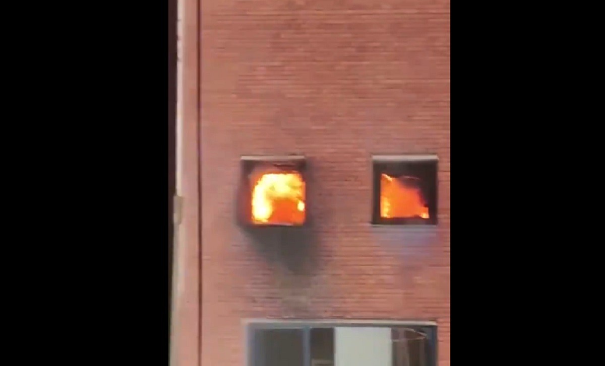 Les flames, a l'edifici