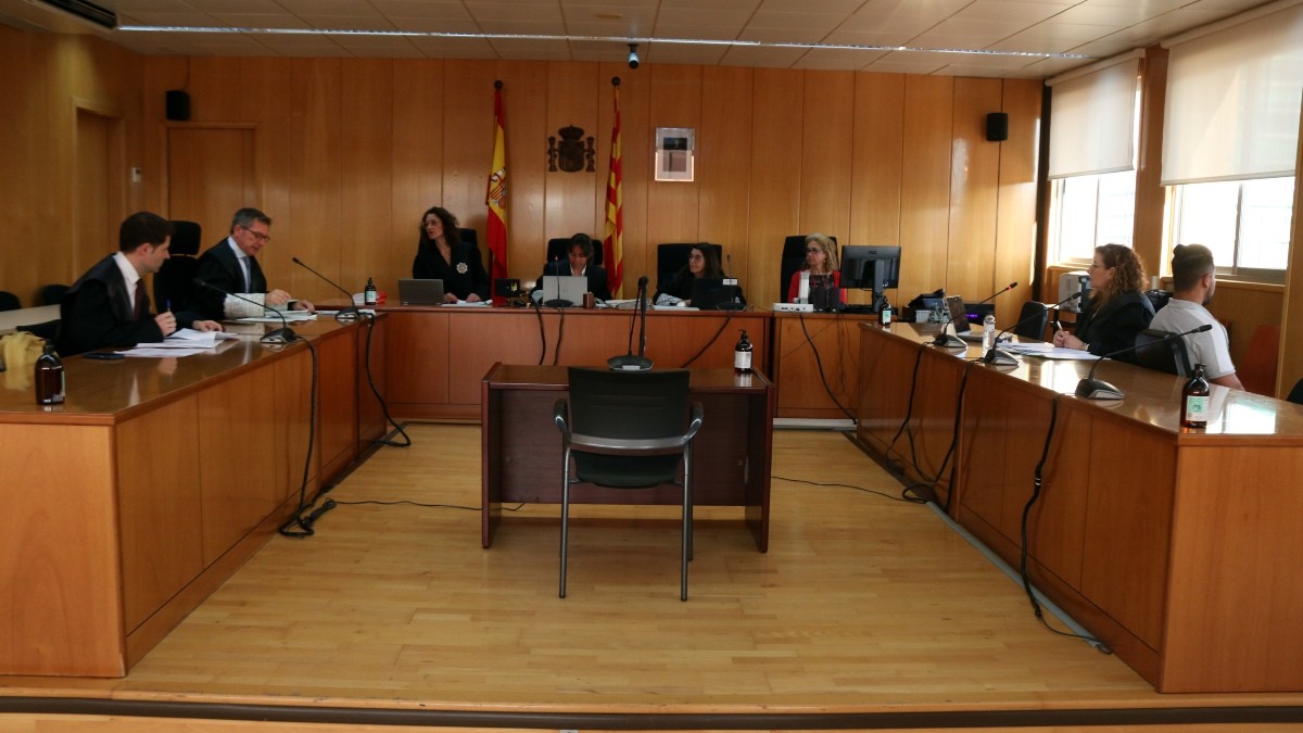 L'acusat d'abusar sexualment una dona, d'esquenes, a l'inici del judici que se celebra a l'Audiència de Tarragona.