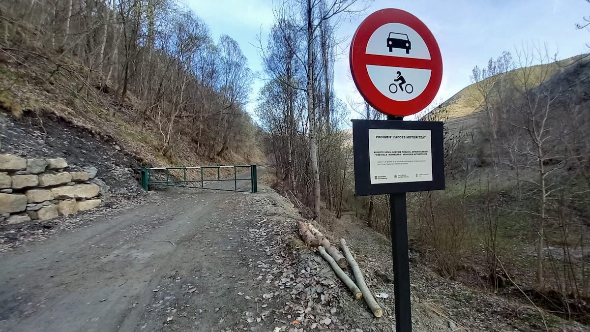 Imatge d'una de les barreres col·locades a l'entrada del bosc comunitari