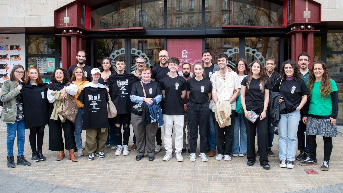 Foto de família de la presentació de la 30a edició de la Mostra de Teatre Jove de Tarragona.