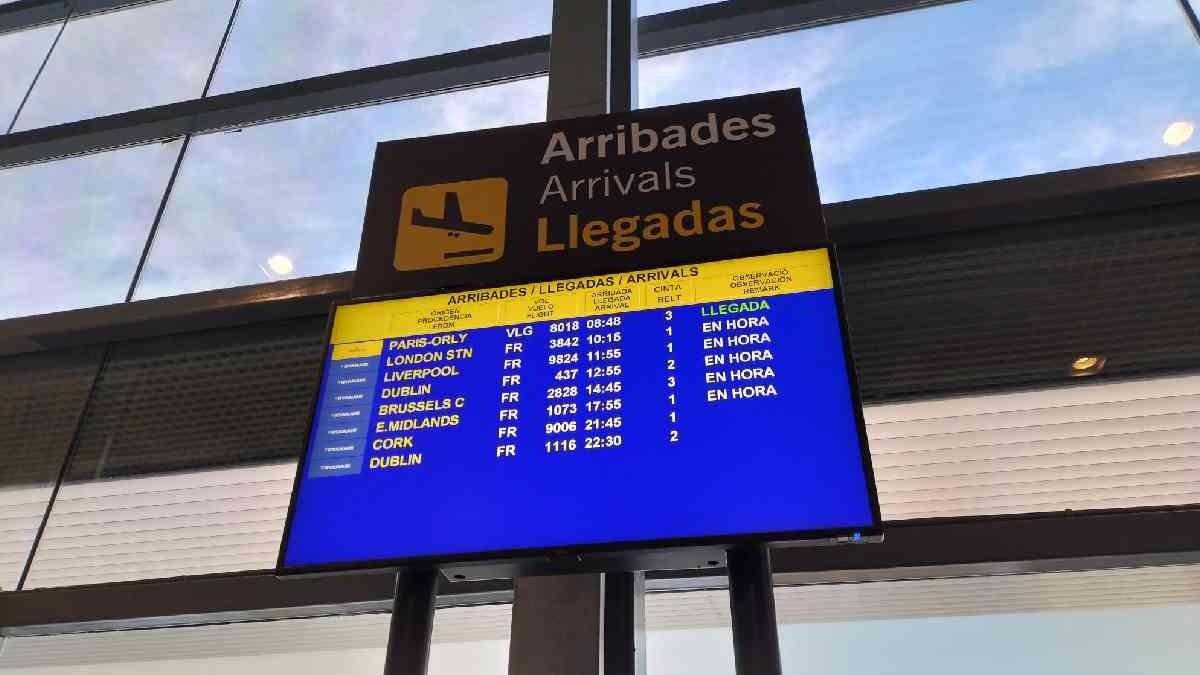 Una pantalla mostra els vols a l'Aeroport de Reus, dies enrere