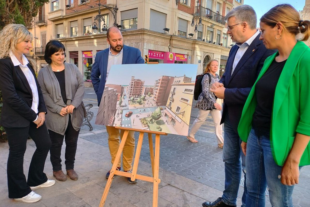 Membres de la candidatura d'ERC a les eleccions municipals de Tarragona, mostrant la idea per als carrers Apodaca i Unió.