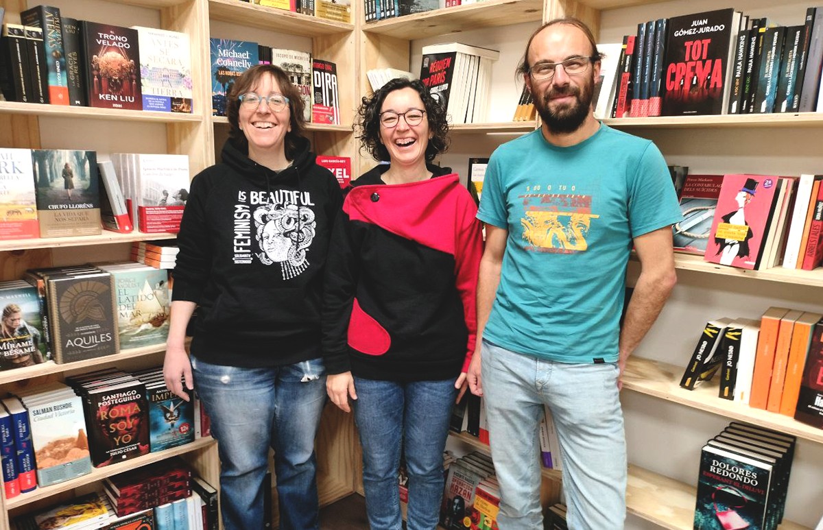 Dolors, Elisabeth i Andreu, a la nova llibreria El Soterrani de Tarragona.