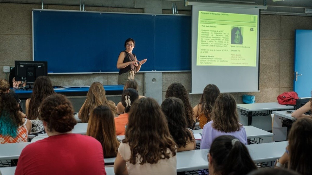 Imatge d'una classe a la Facultat d'Economia i Empresa de la URV, al campus Bellissens.