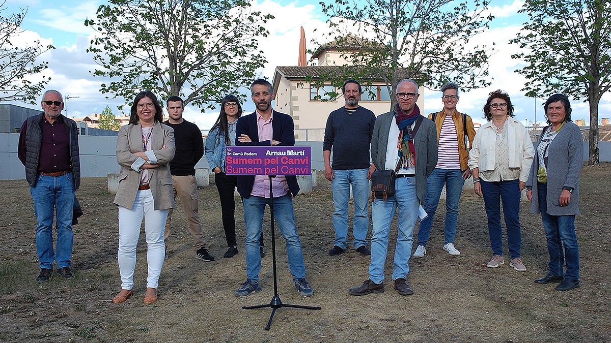 Arnau Martí flanquejat pels primers noms de la llista electoral de Vic En Comú Pode pels comicis del maig