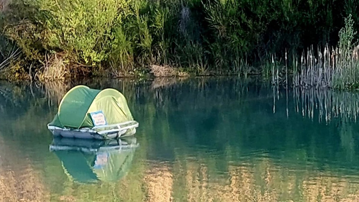 Una tenda de campanya al mig de la bassa de la bòvila de Llinars del Vallès