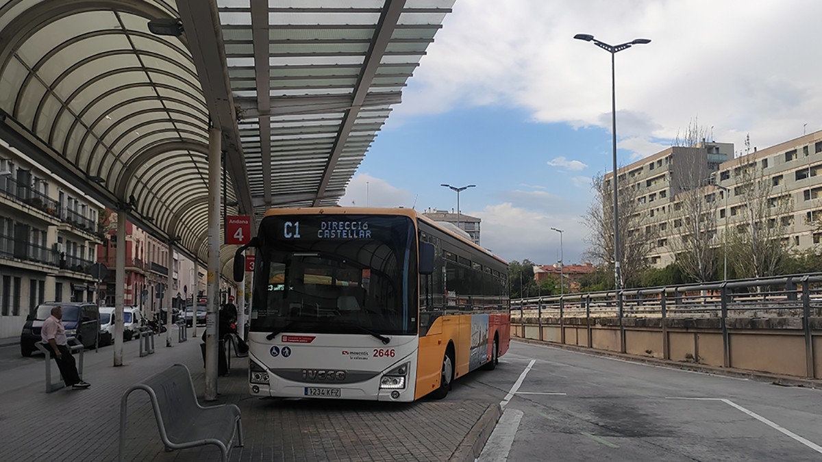 Un vehicle a l'estació de busos de Sabadell 