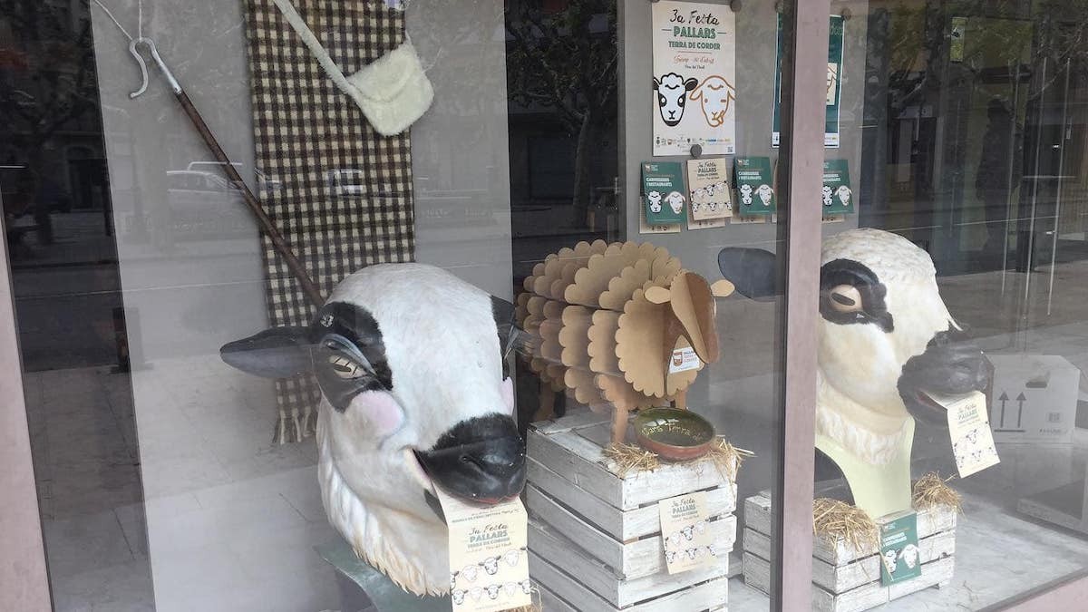 Un aparador decorat en motiu de la Fira Pallars Terra de Corder