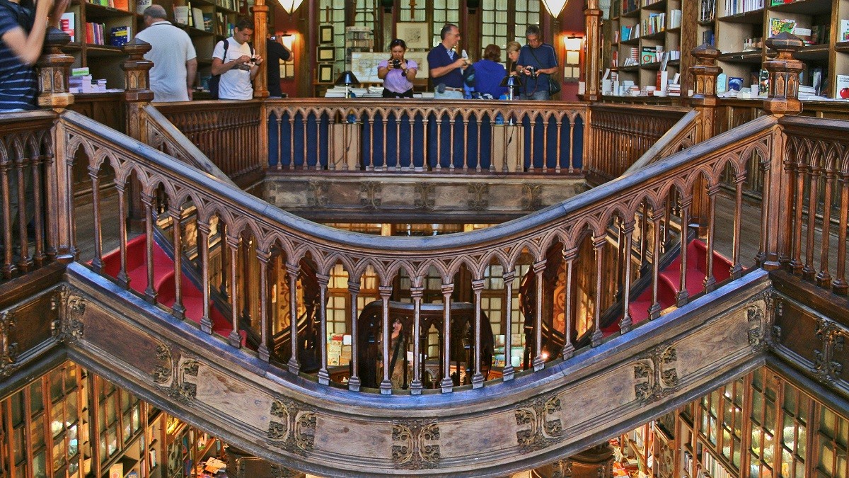 L'interior de la llibreria Lello de Porto