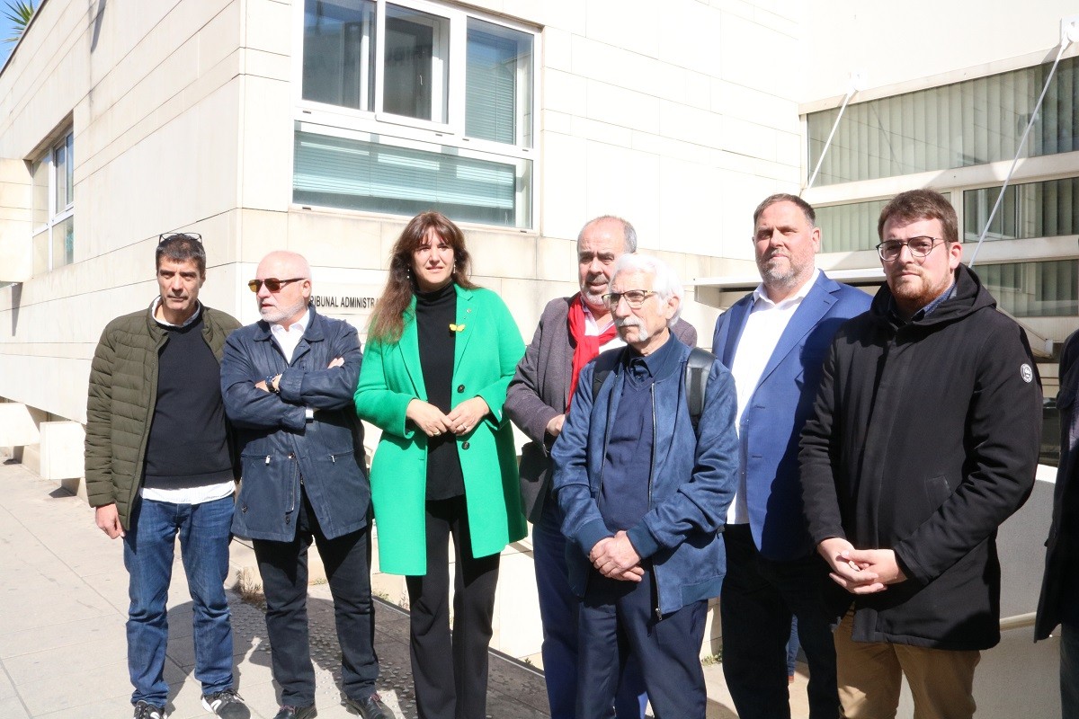 L'alcalde d'Elna acompanyat de diversos polítics abans del judici