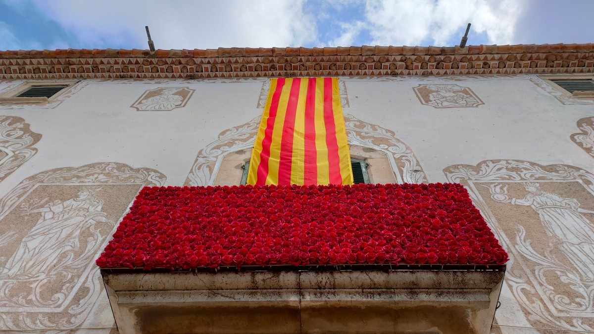 Imatge del balcó de l'Ajuntament del Morell guarnit amb desenes de roses per Sant Jordi.