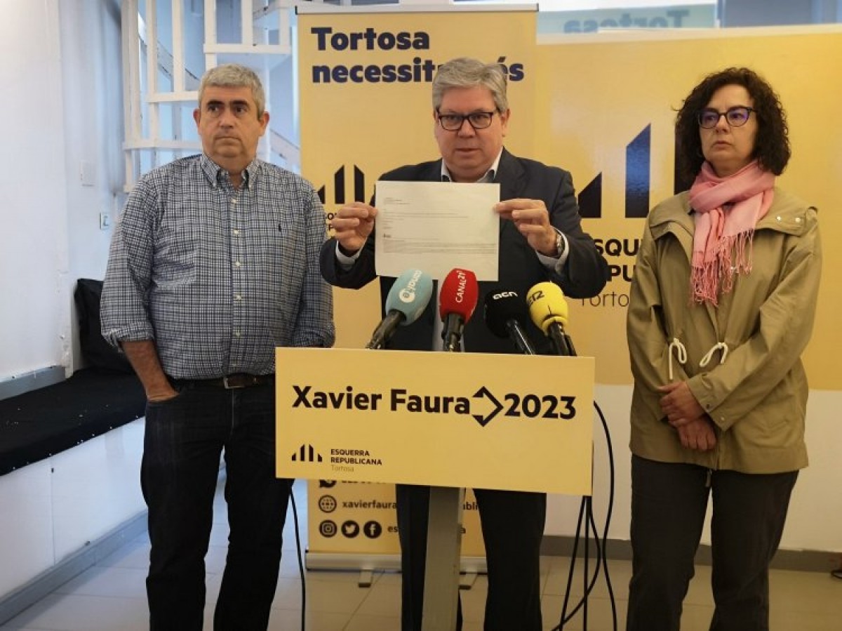 Xavier Faura mostra la denuncia que ERC Tortosa ha presentat a la Junta Electoral 