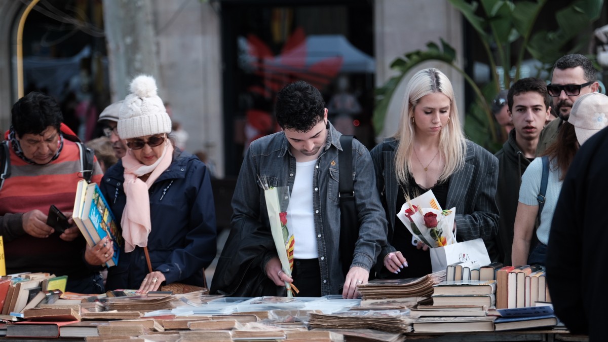 Diverses persones comprant llibres per Sant Jordi a Barcelona