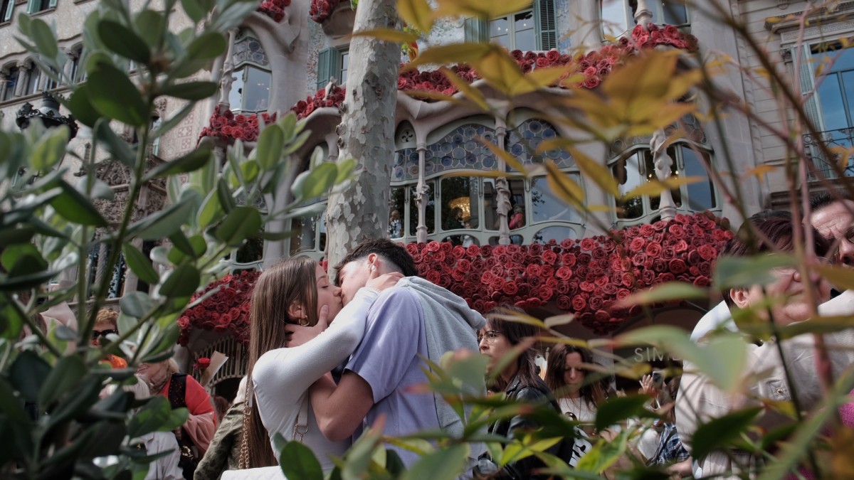 Una parella fent-se un petó davant la Casa Batlló aquest Sant Jordi