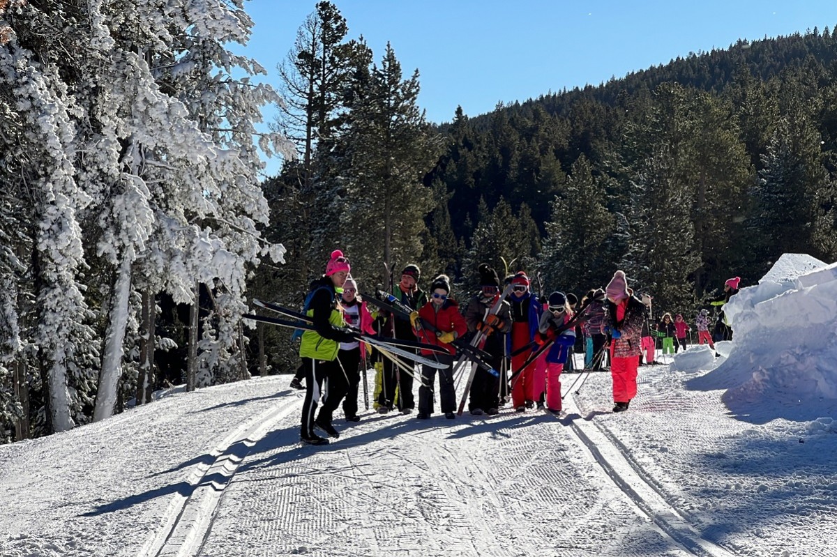 Diversos grups d'escolars, als circuits de fons de l'estació de Tuixent-la Vansa (Alt Urgell), oberts després de les darreres nevades  