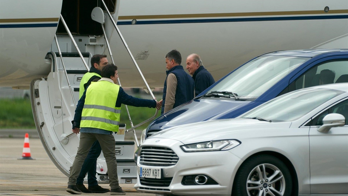 Joan Carles I pujant a l'avió a Vitòria en direcció a Abu Dhabi