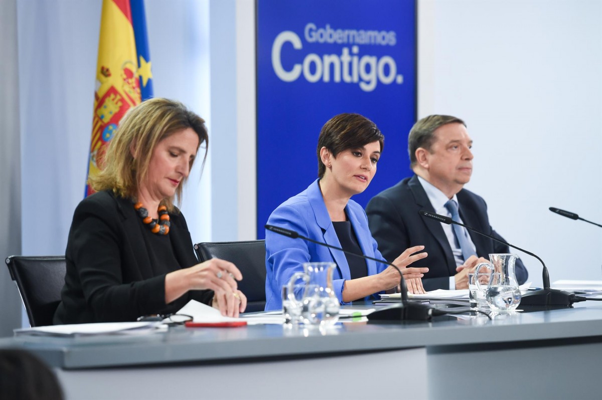 La vicepresidenta Teresa Ribera i els ministres Isabel Rodríguez i Luis Planas.